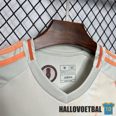 uit-shirt-as-roma-2024-2025_hallovoetbal-2502251915_1.jpg